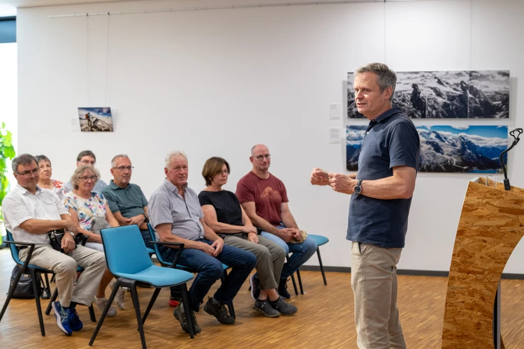 Referent gibt Besuchendengruppe einen Kurzvortrag zur KLIMA ARENA.