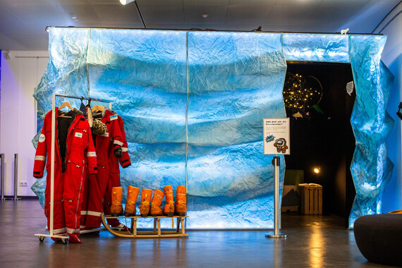 Der Miniatur-Gletscher in der Sonderausstellung Polarstern. Davor Expiditionskleidung f&uuml;r Wissenschaftler.